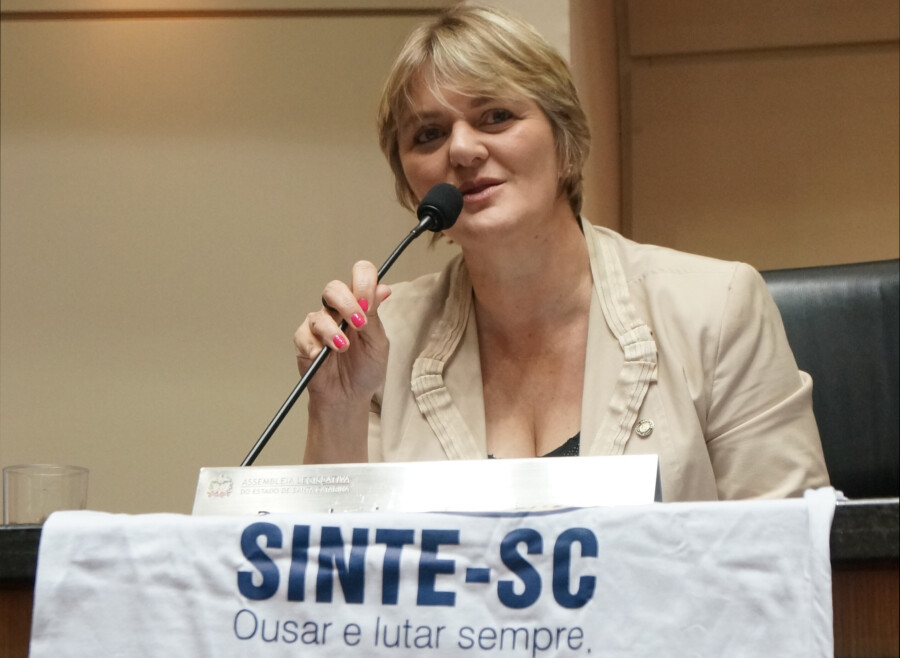 Deputada Luciane recebe camiseta especial dos 50 Anos do Sinte-SC