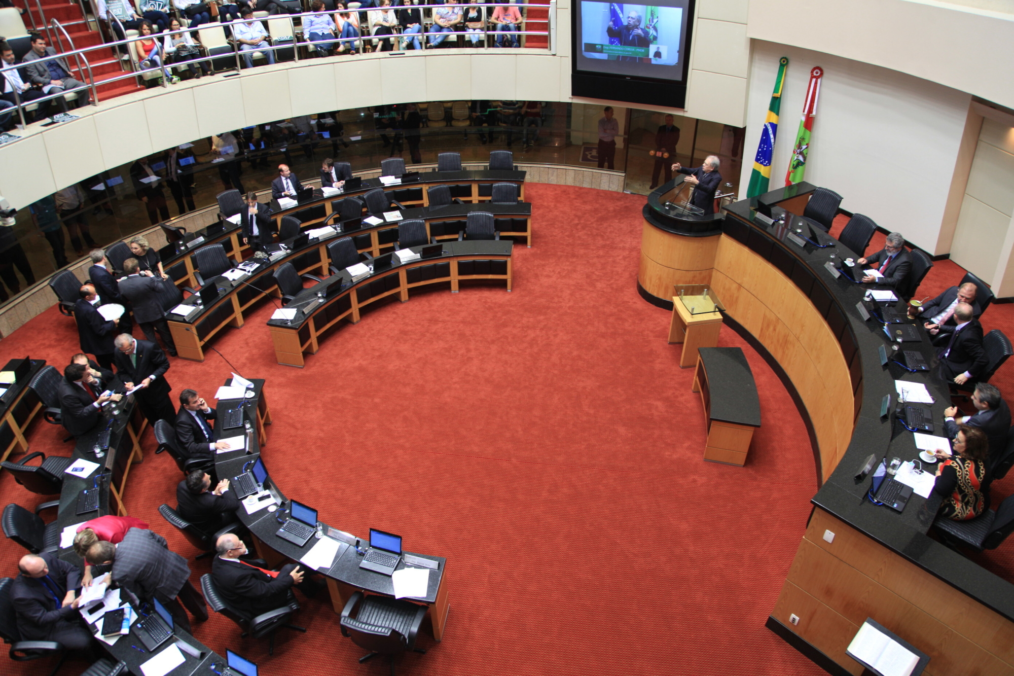 Deputados aprovam reajuste para servidores da Udesc