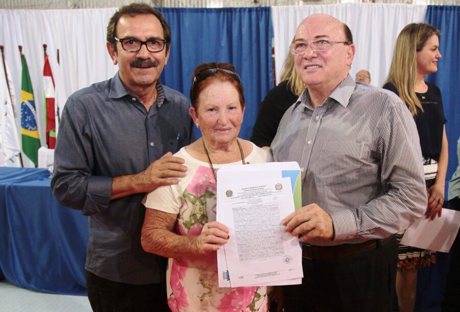 Deputado Serafim Venzon e o prefeito de Guaramirim, Lauro Frohlich, durante entrega de escrituras para os beneficiados pelo Programa Lar Legal