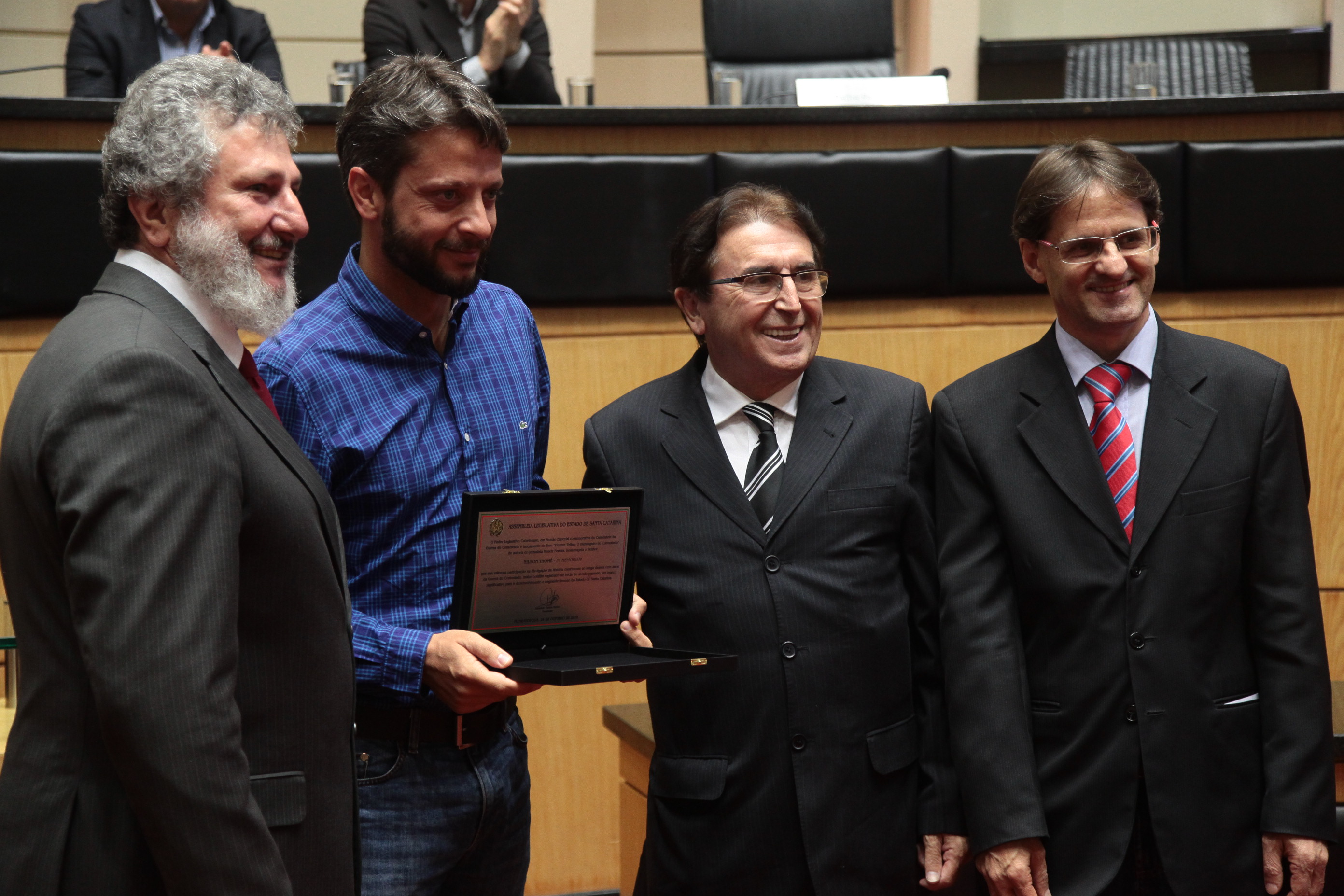 Homenageado Fábio Lhamby, representando seu tio, Nilson Thomé, Historiador, Pesquisador, Fundador do Museu do Contestado e da Universidade do Contestado, In Memoriam,  - Sessão Especial em Comemoração ao Centenário do Contestado