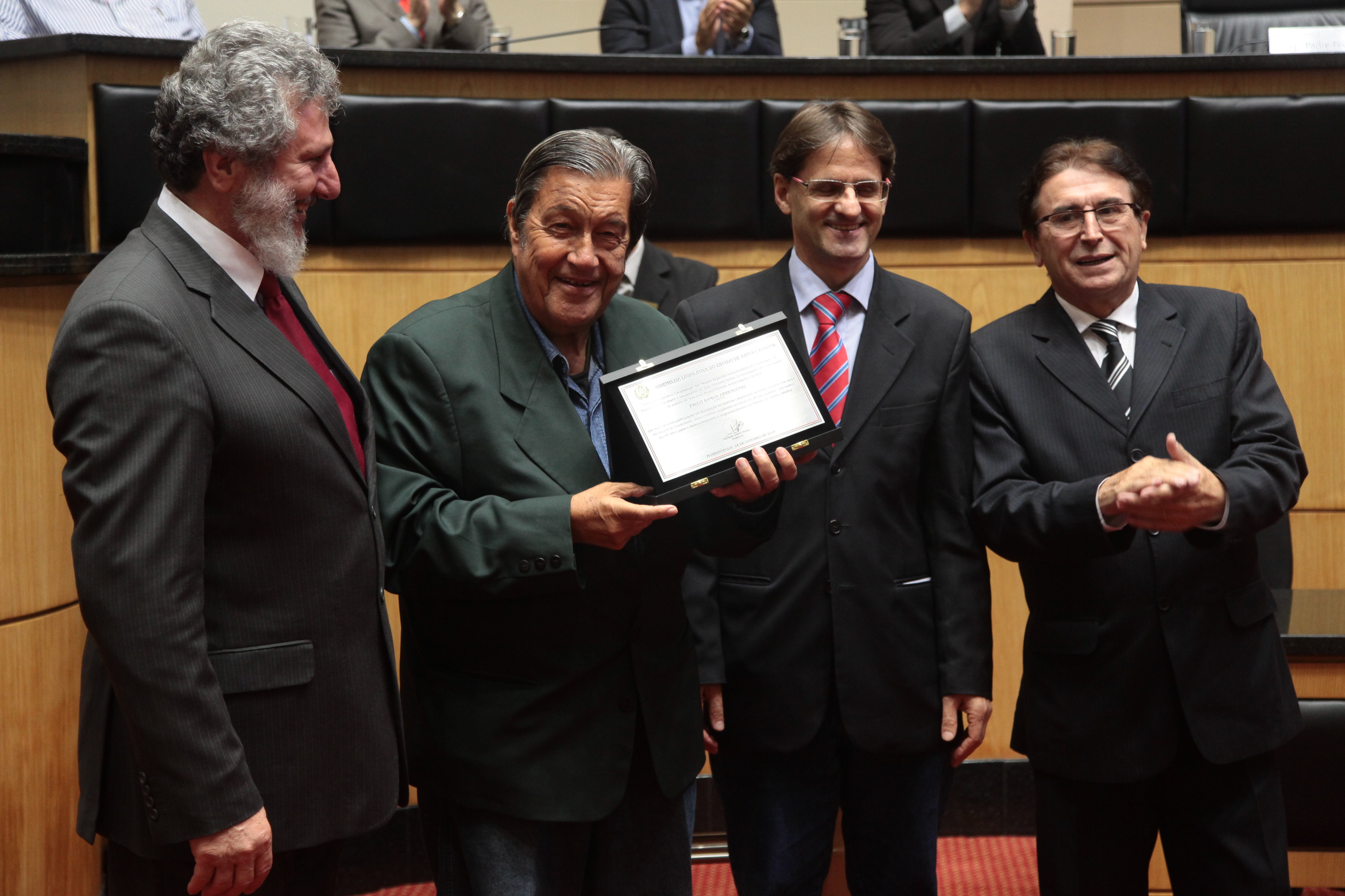 Homenageado Juarez Mattos, representando Paulo Ramos Derengoski, Jornalista Lageano Que Pesquisou Episódios Do Contestado - Sessão Especial em Comemoração ao Centenário do Contestado