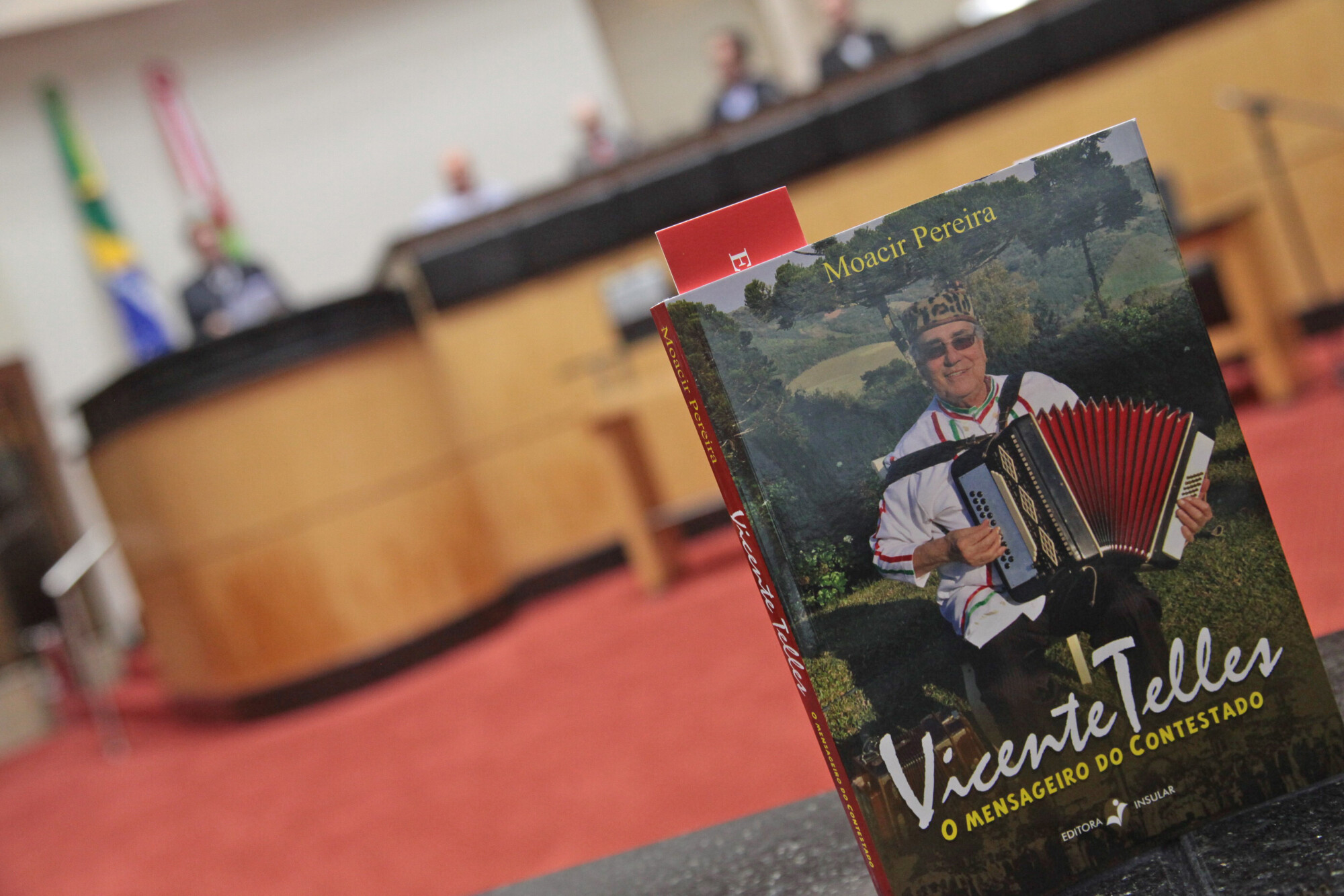 Livro do jornalista Moacir Pereira foi lançado durante a sessão
