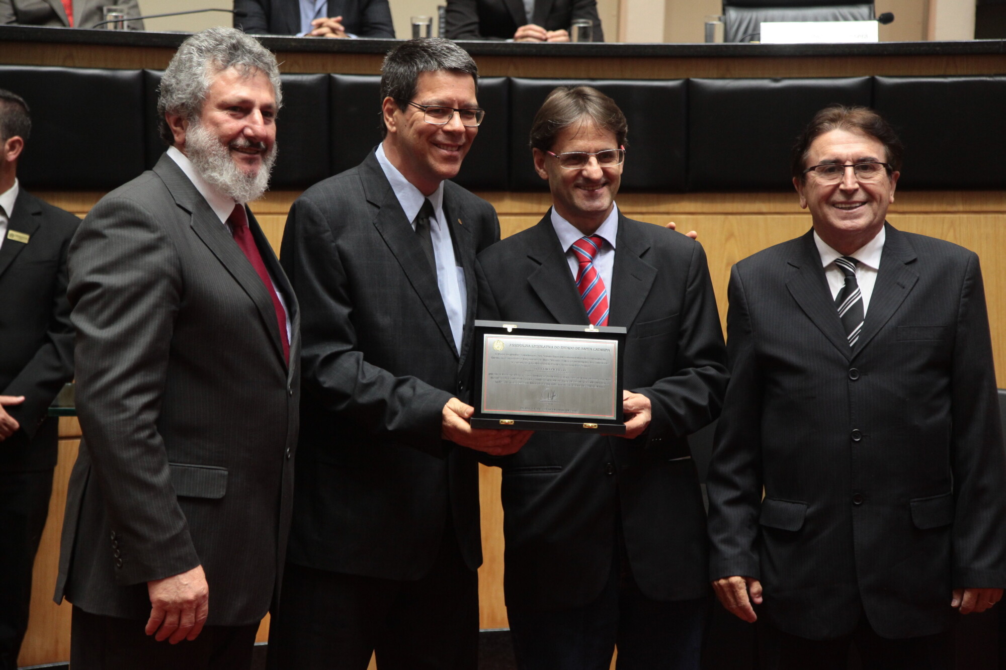 Deputados Padre Pedro, Neodi Saretta e Antonio Aguiar entregam a homenagem da Casa ao pesquisador Antônio Pichetti
