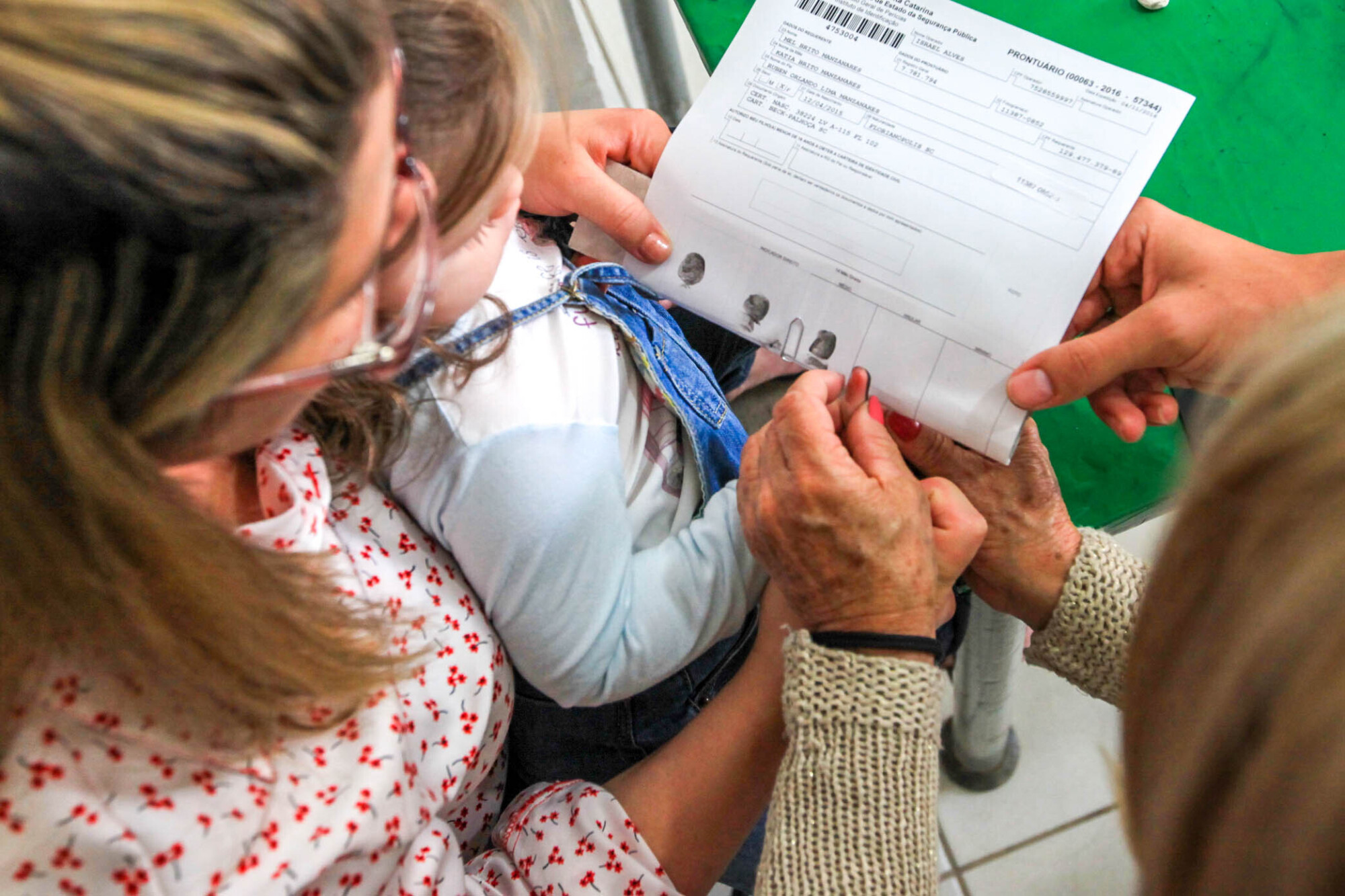 Kátia Manzanares levou a filha Mel para fazer o documento porque acredita que a carteira de identidade dá mais segurança