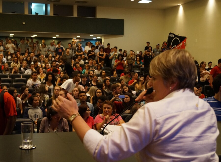 Deputada Luciane Carminatti na audiência pública sobre a reforma do ensino médio FOTO: Ester da Veiga/Divulgação
