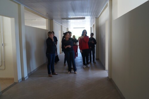 Luciane vistoria escola São Miguel do Oeste e lamenta má gestão da obra