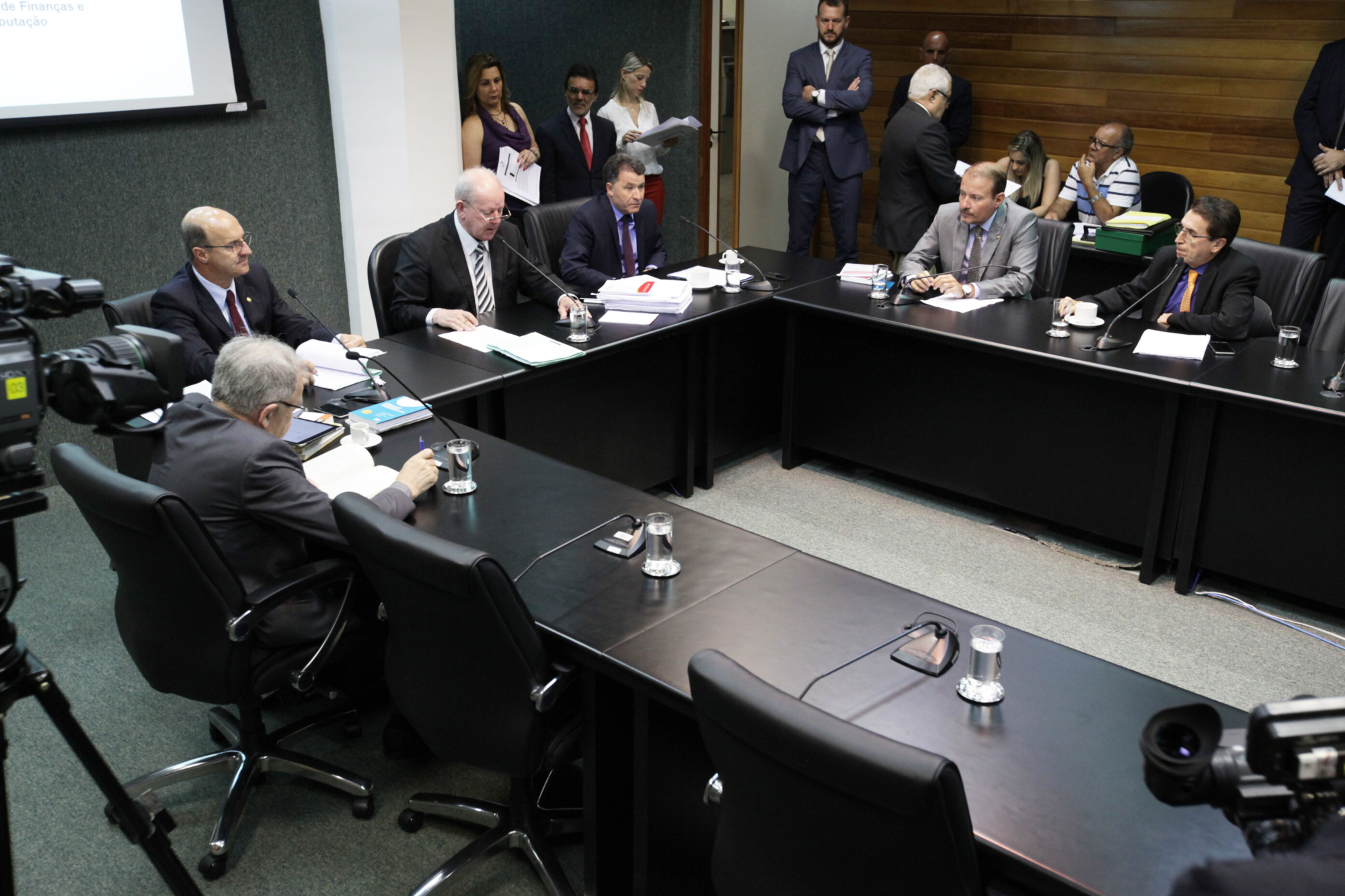 Emenda do Executivo adia votação da LDO na Comissão de Finanças