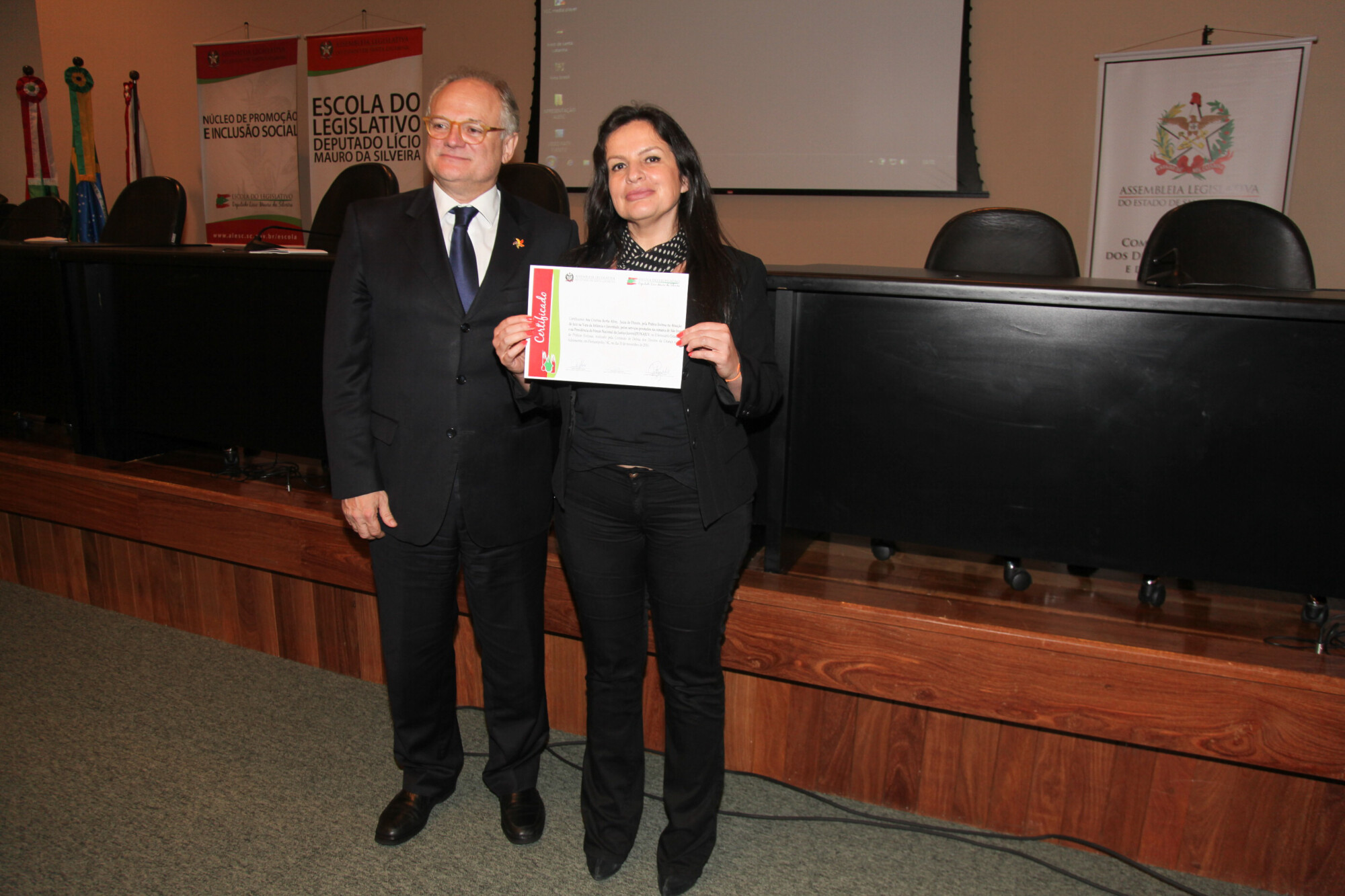 Deputado Dr. Vicente e juíza Ana Cristina Borba Alves, agraciada com a certificação