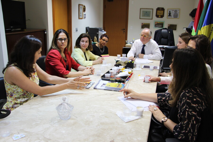 Deputado Dr. Vicente recebe magistrados em seu gabinete
