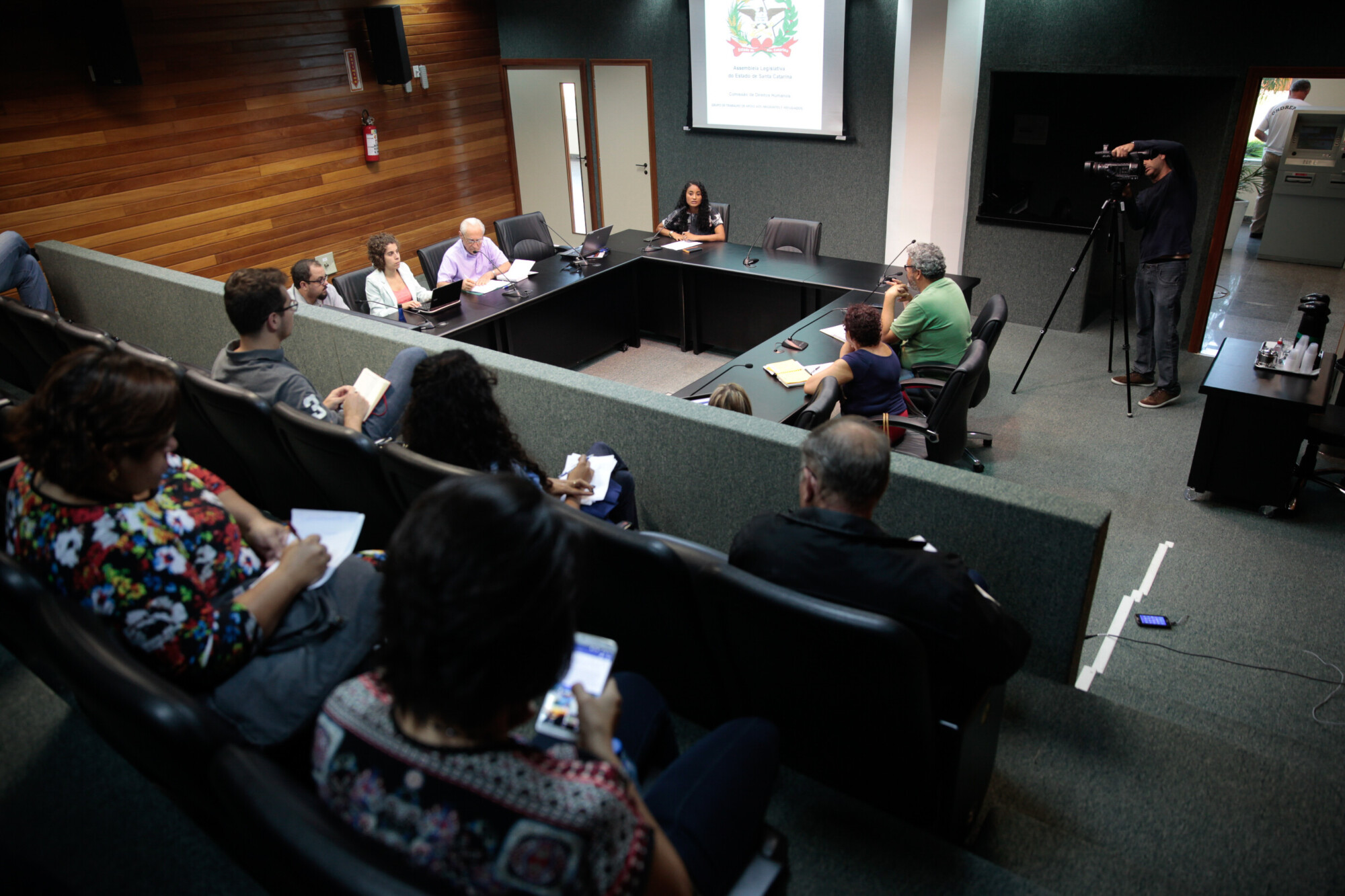 Grupo de trabalho discute situação dos imigrantes e refugiados em SC