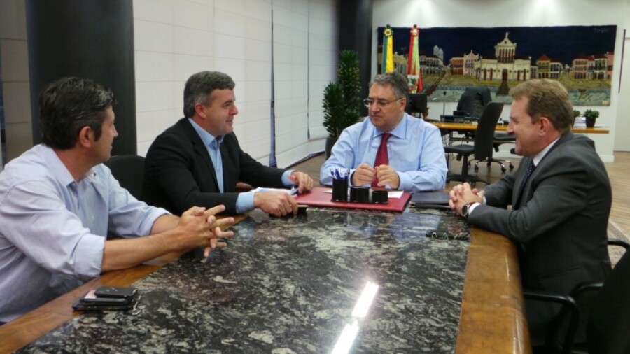 Deputado Valmir Comin em reunião com o governador Colombo e diretores da IGB