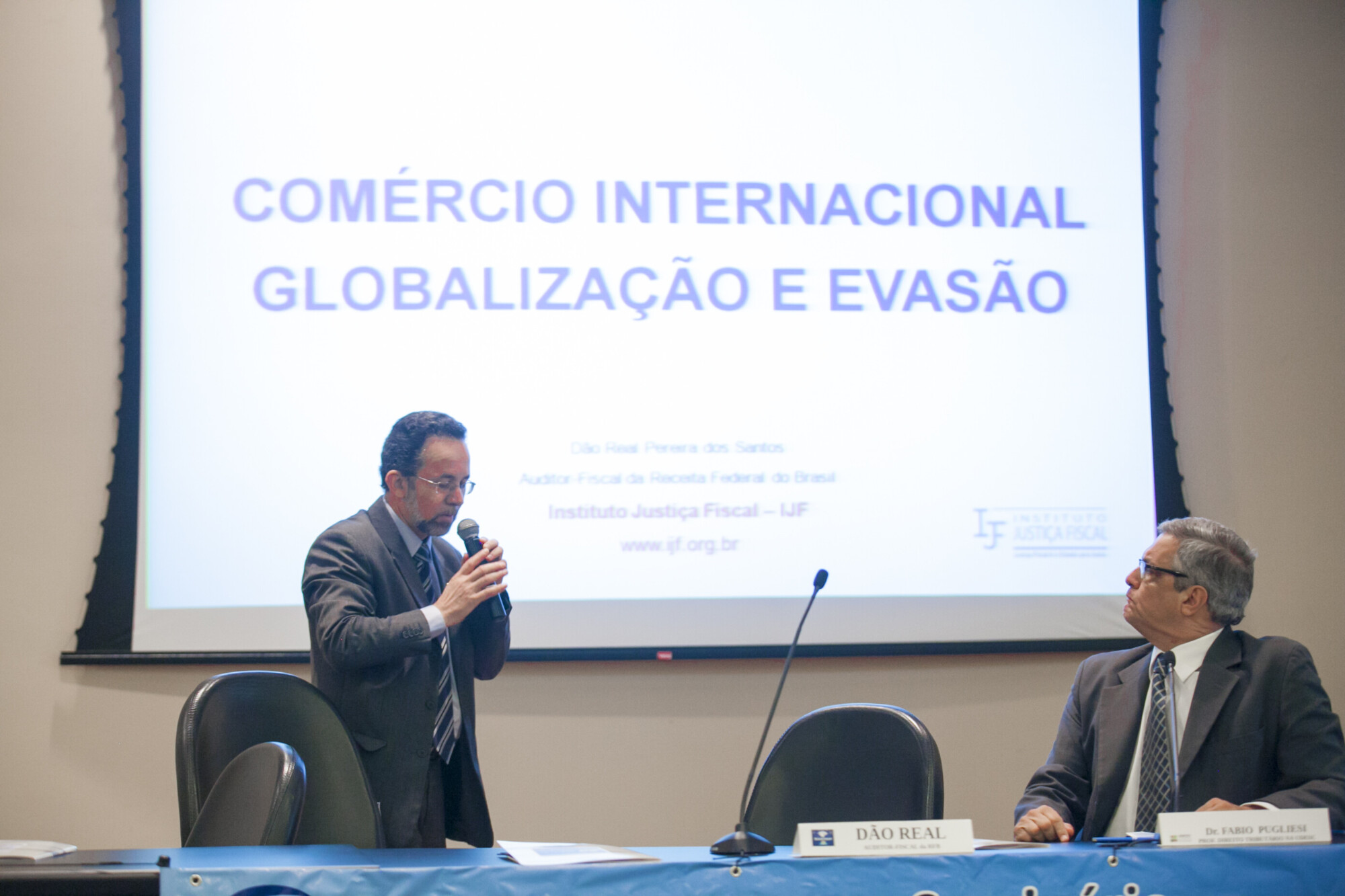 Evento debate papel do fisco no combate à corrupção, lavagem de dinheiro, sonegação e proteção da indústria nacional