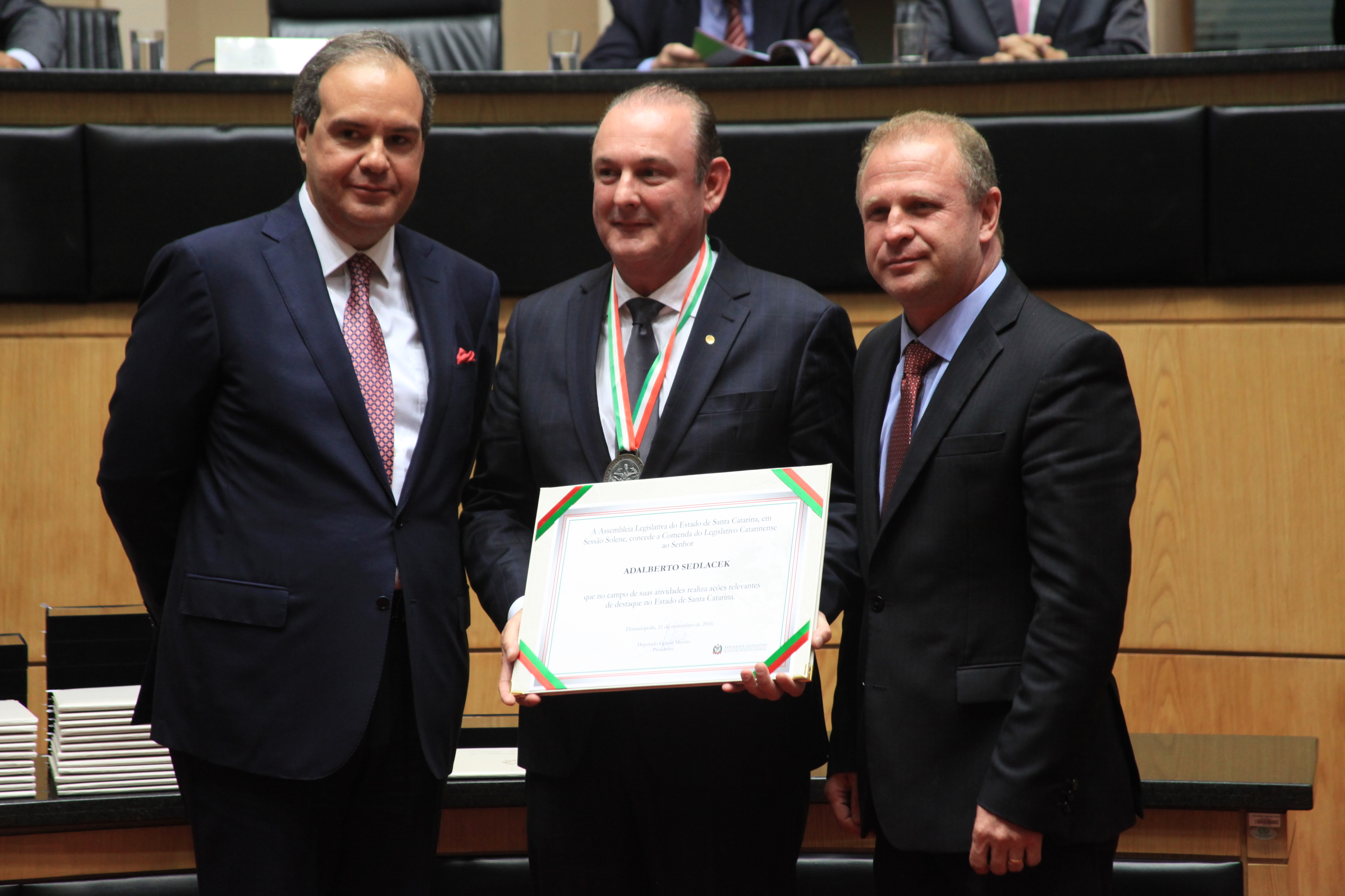 Homenageados na Solenidade de concessão da Comenda do Legislativo Catarinense.