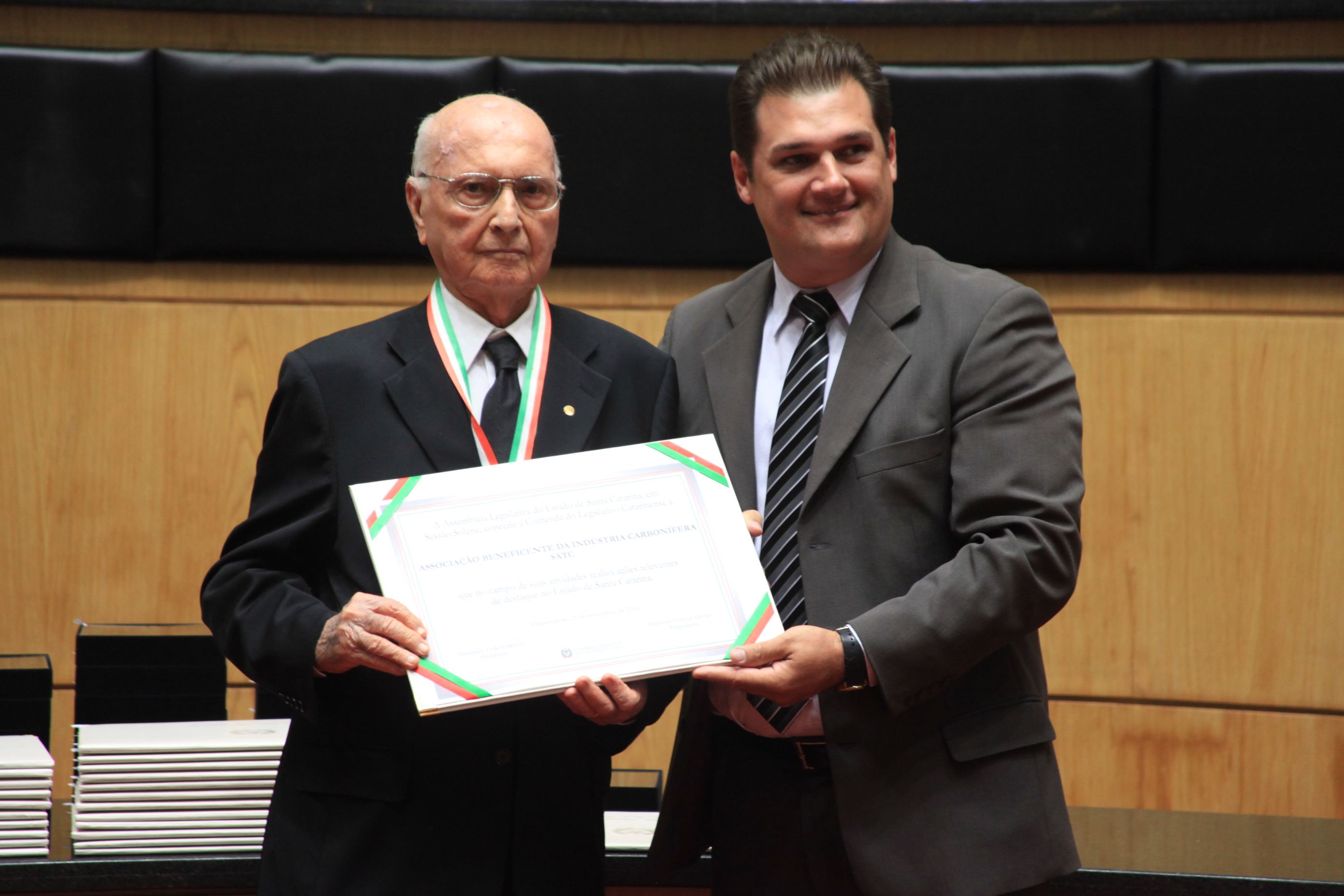 Homenageados na Solenidade de concessão da Comenda do Legislativo Catarinense.