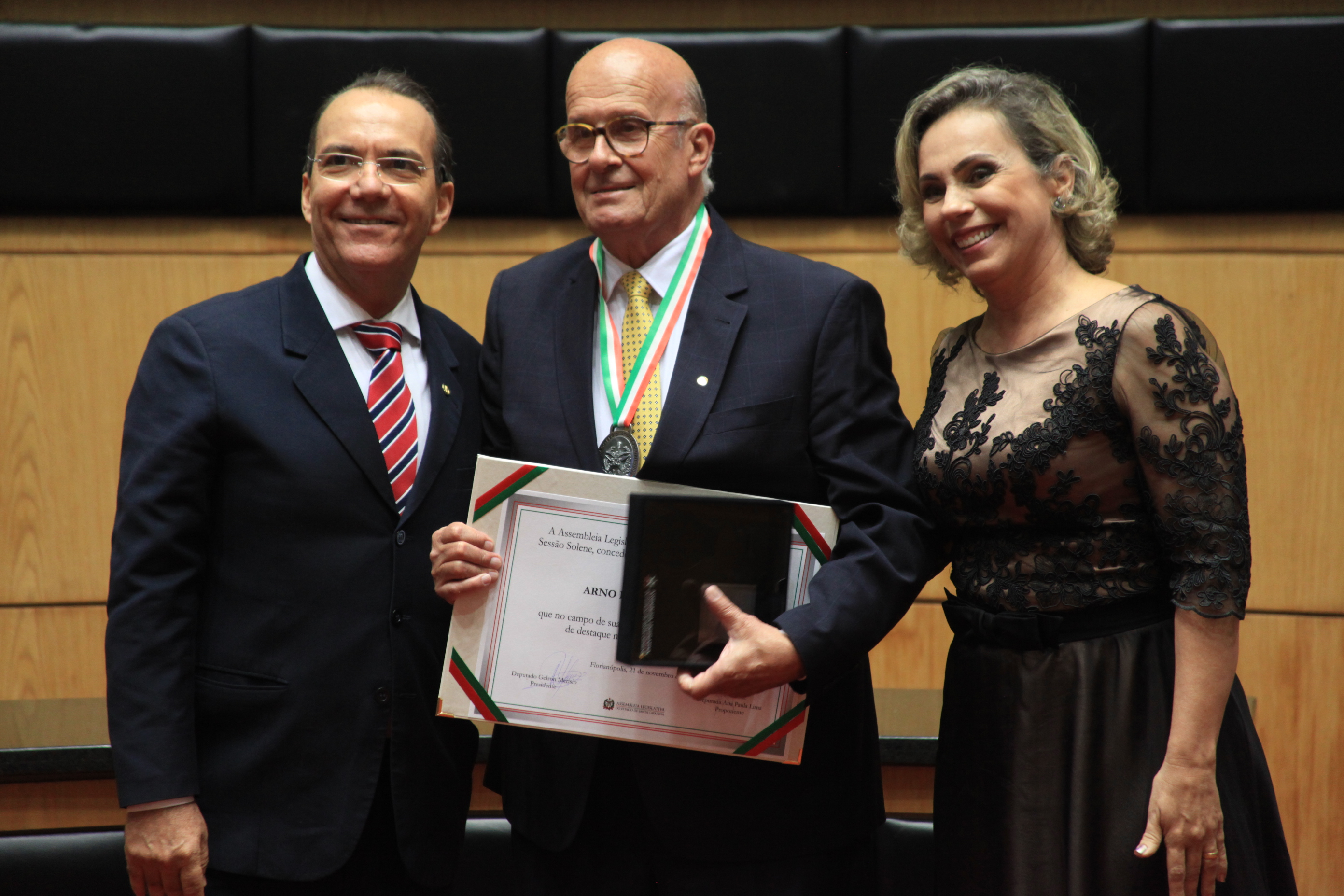 Homenageados na Solenidade de concessão da Comenda do Legislativo Catarinense.