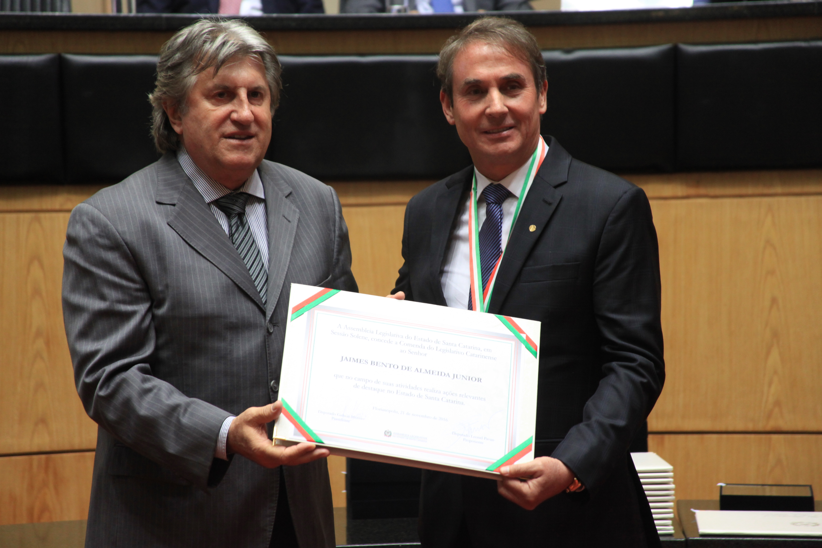 Homenageados na Solenidade de concessão da Comenda do Legislativo Catarinense.