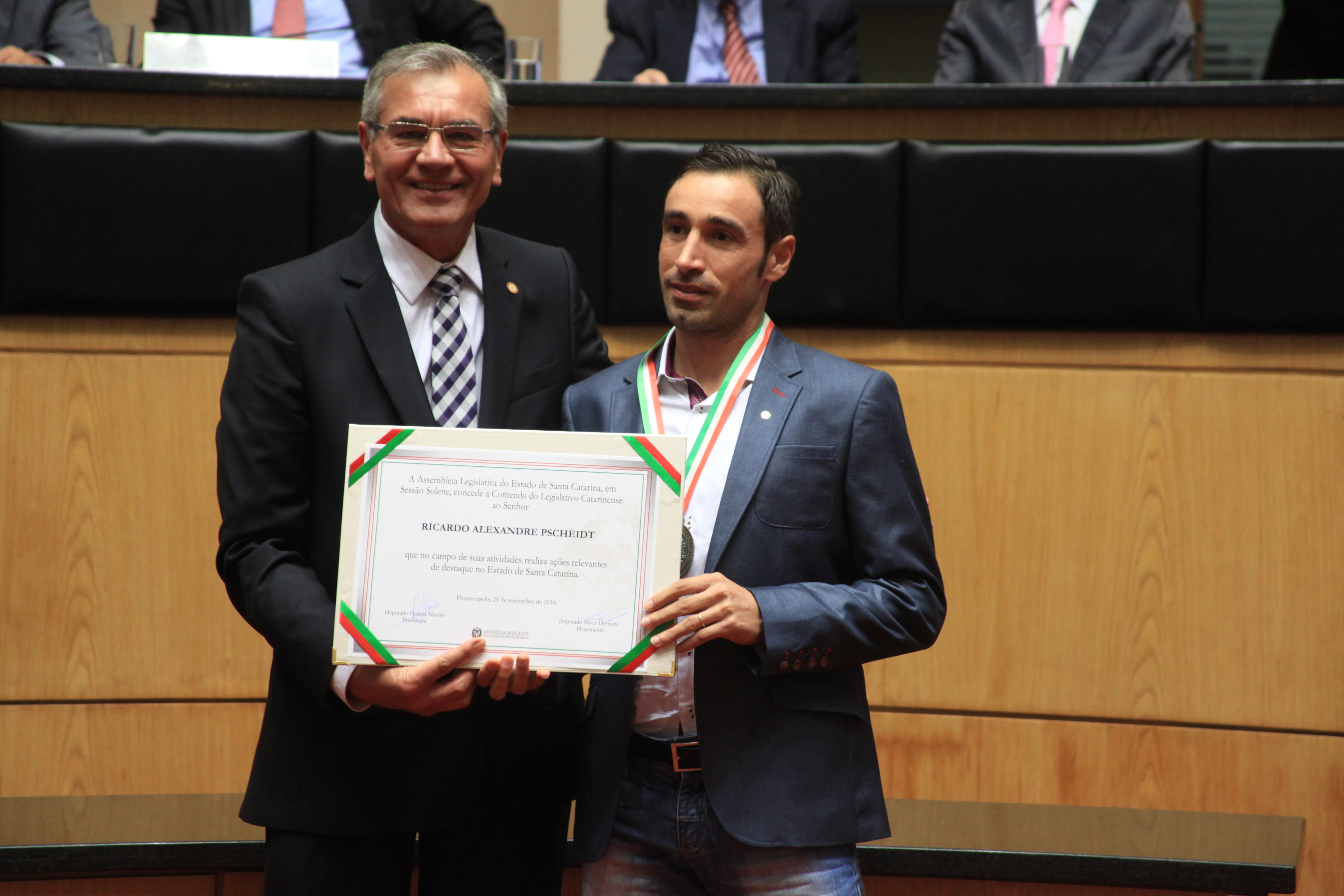 Homenageados na Solenidade de concessão da Comenda do Legislativo Catarinense.