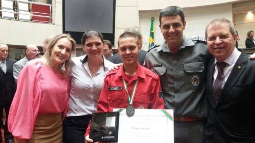 Eskudlark homenageia bombeiro voluntário com a Comenda do Legislativo