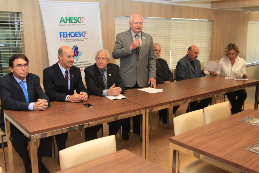 Deputado Antonio Aguiar, presidentes da Frente Parlamentar em Defesa da Saúde, Zé Milton, da Ahesc/Fehoesc, Altamiro Bittencourt, e do Conselho Nacion