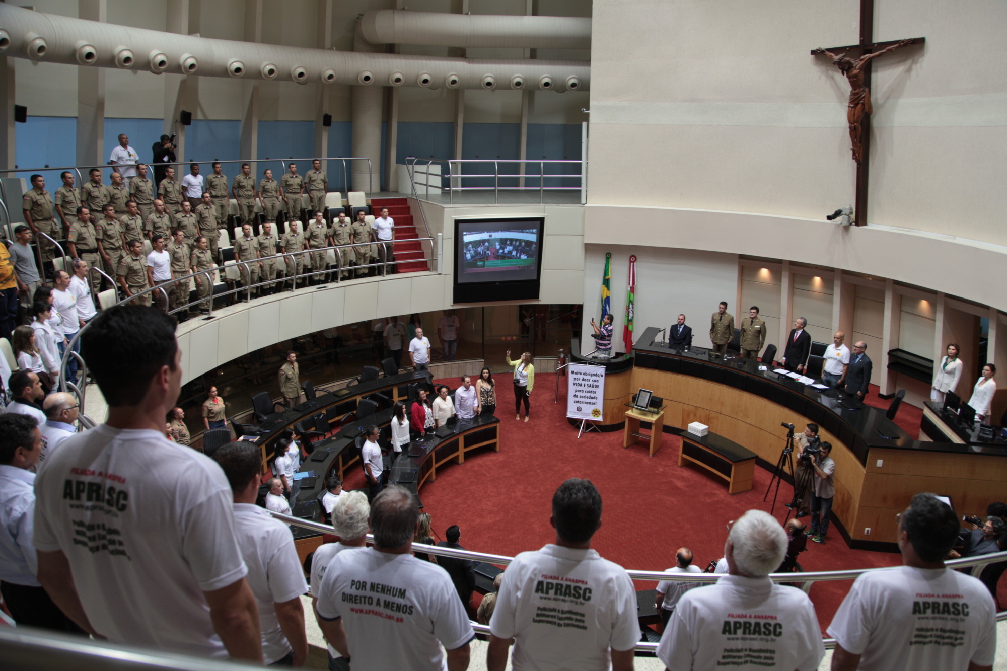 Parlamento homenageia policiais e bombeiros feridos em serviço