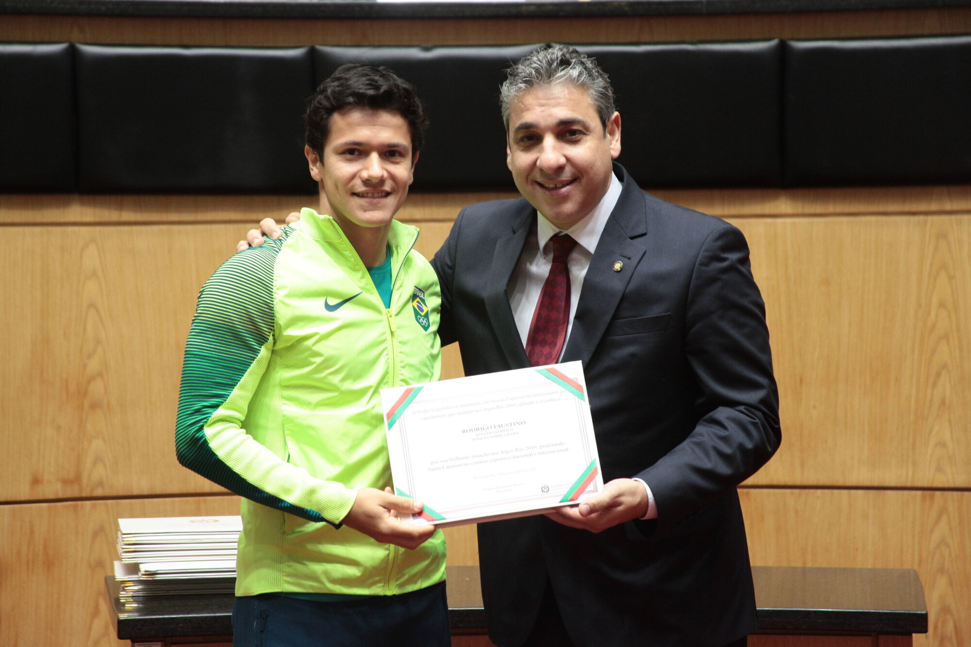 Atleta Rodrigo Faustino recebe homenagem do deputado Mario Marcondes