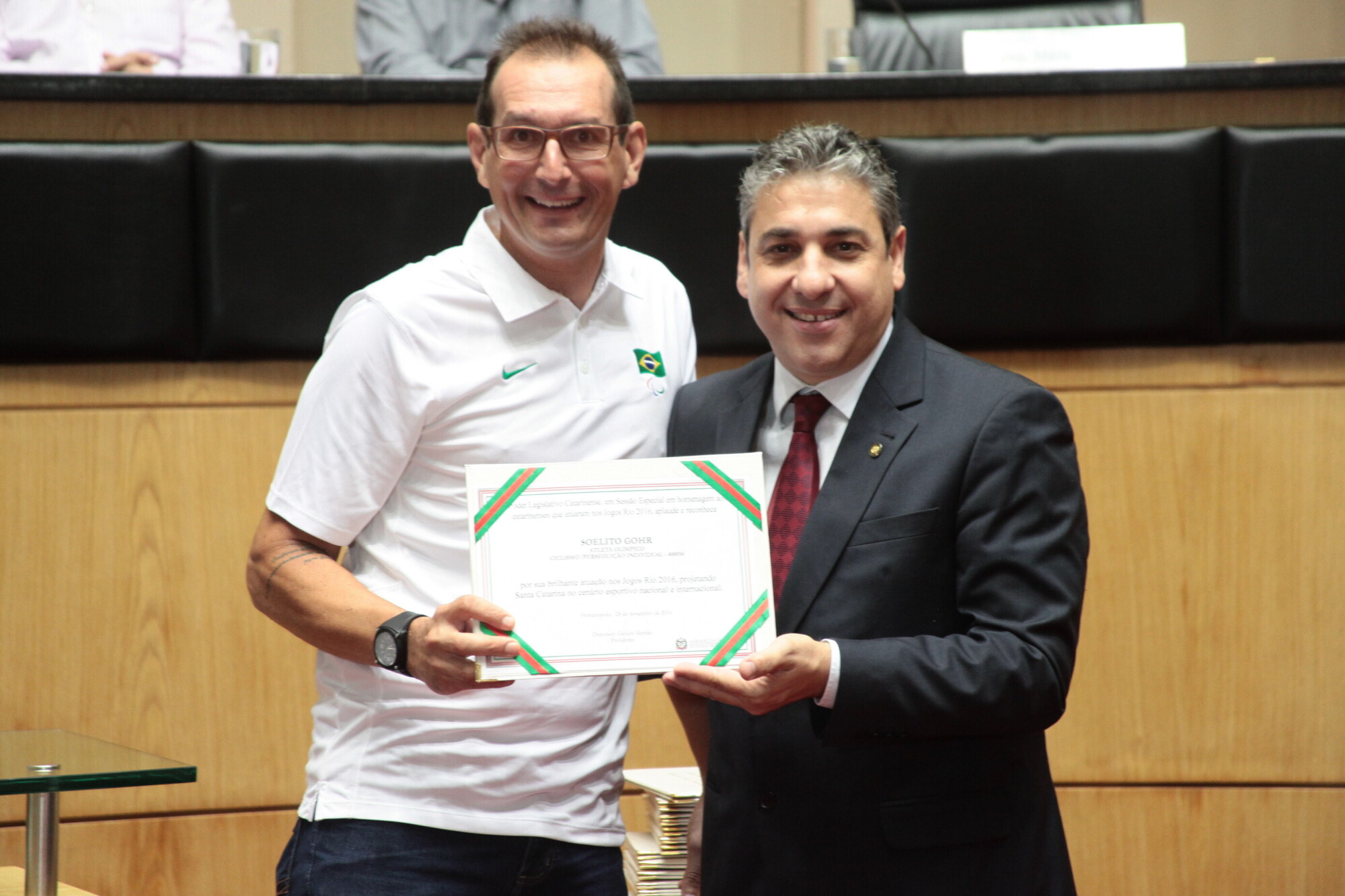 Atleta Soelito Gohr rrecebe homenagem do deputado Mario Marcondes