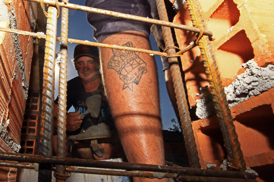 Valdemir Cattaneol e detalhe da tatuagem do filho Wendell Cattaneo. FOTO: Guto Kuerten/Agência AL