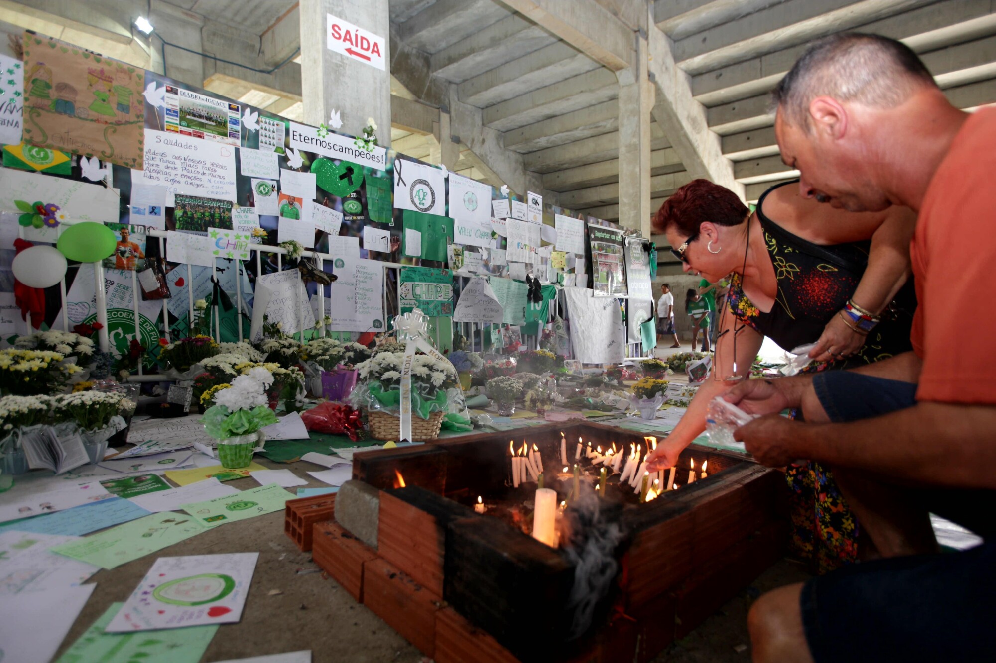 Velório no estádio da Chapecoense deve se estender até o meio da tarde