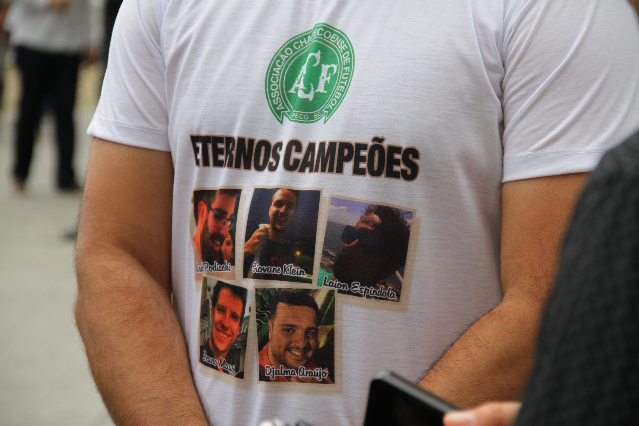 Profissionais da imprensa vítimas de acidente com avião da Chapecoense recebem homenagem em Florianópolis.