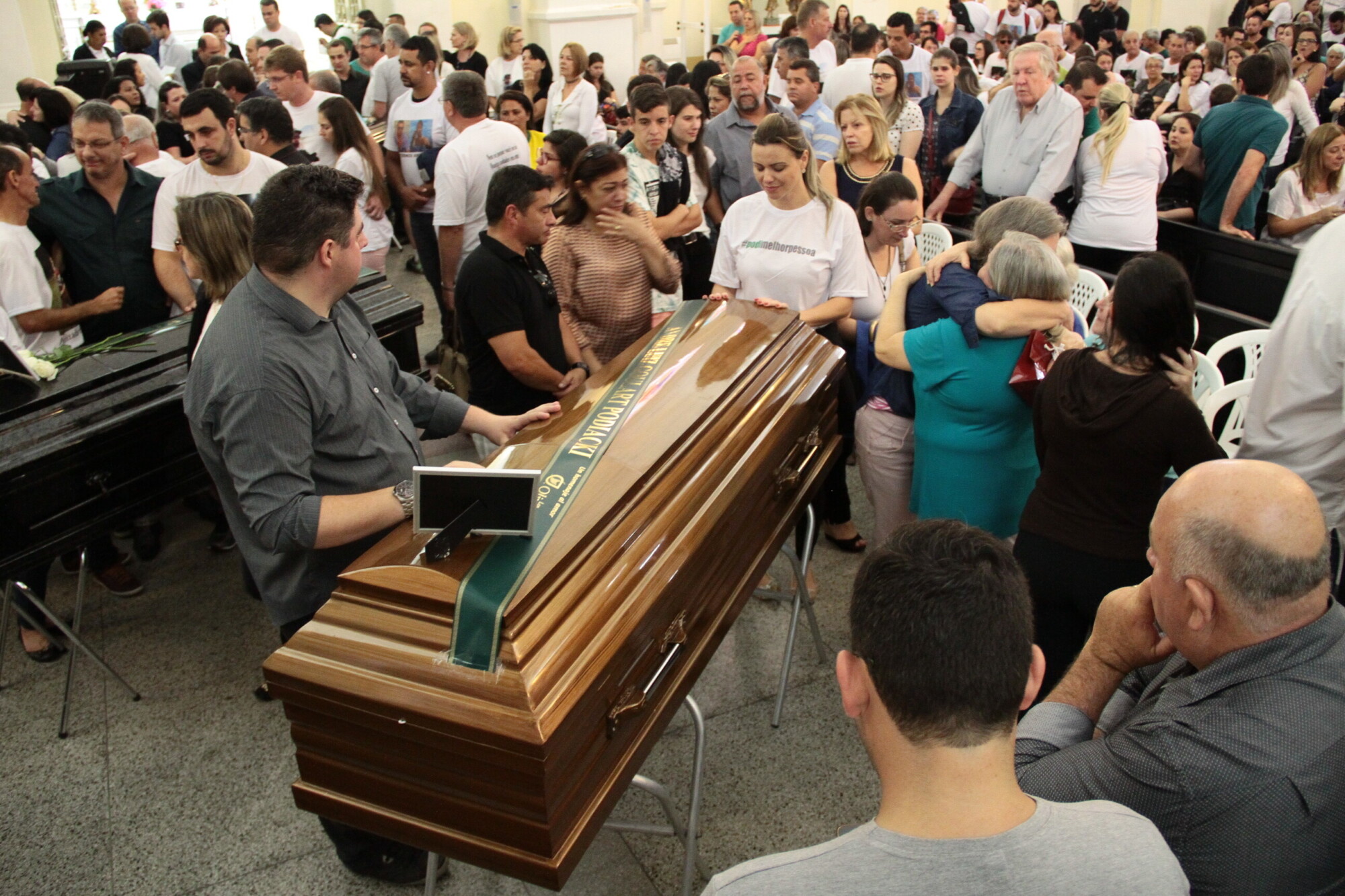 Dor e emoção marcaram a cerimônia de despedida na Catedral Metropolitana de Florianópolis.