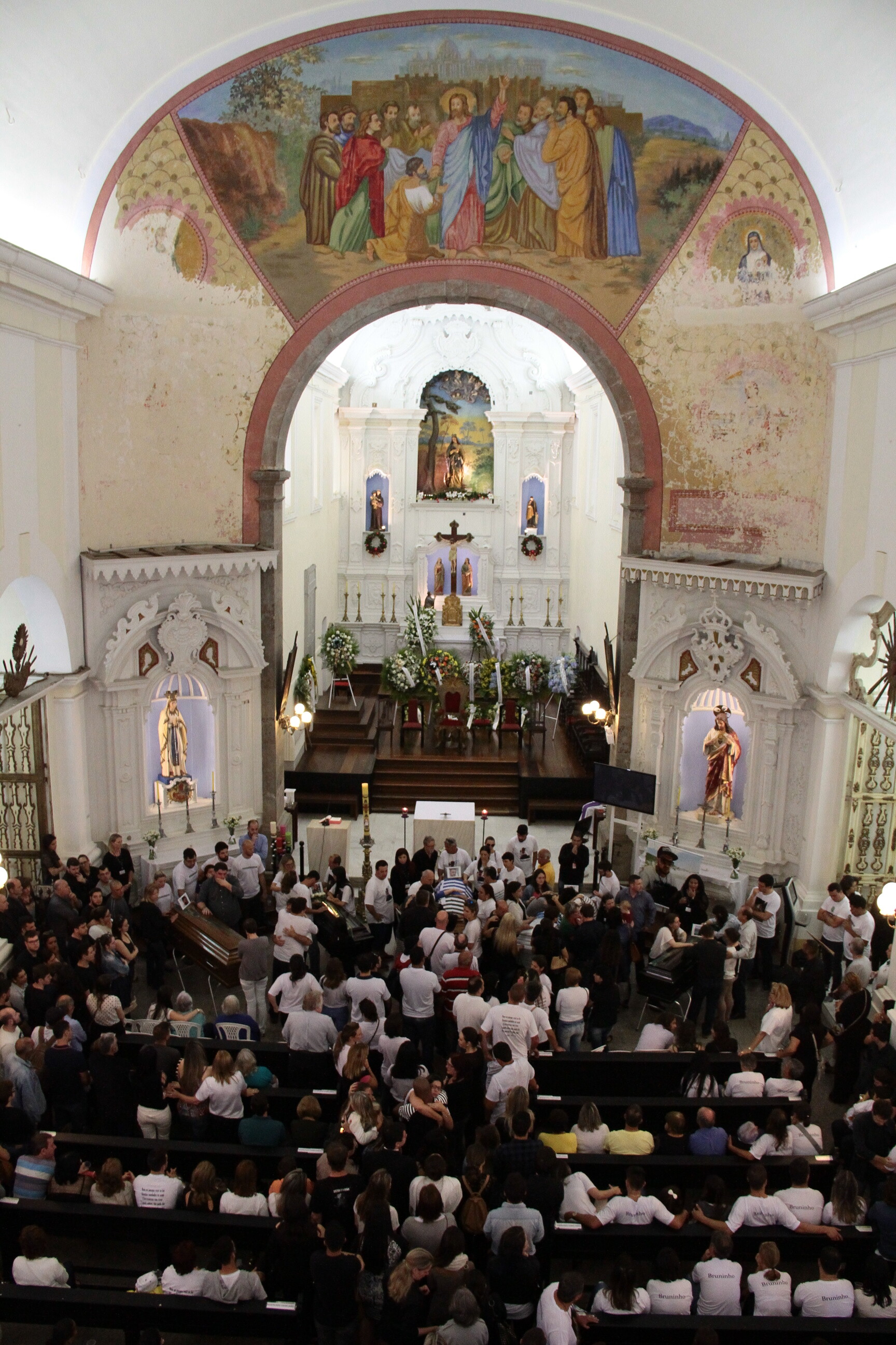 Profissionais da imprensa vítimas de acidente com avião da Chapecoense recebem homenagem em Florianópolis.