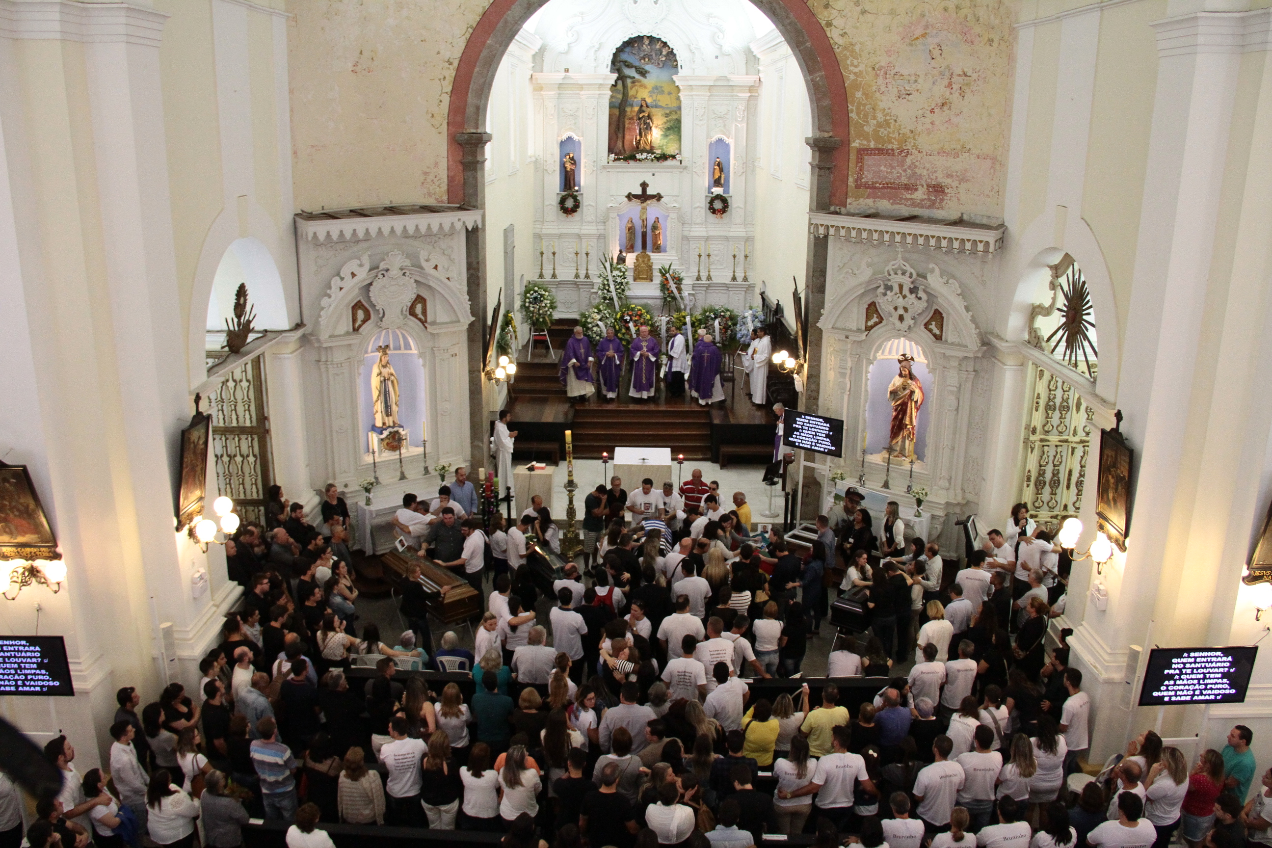 Profissionais da imprensa vítimas de acidente com avião da Chapecoense recebem homenagem em Florianópolis.