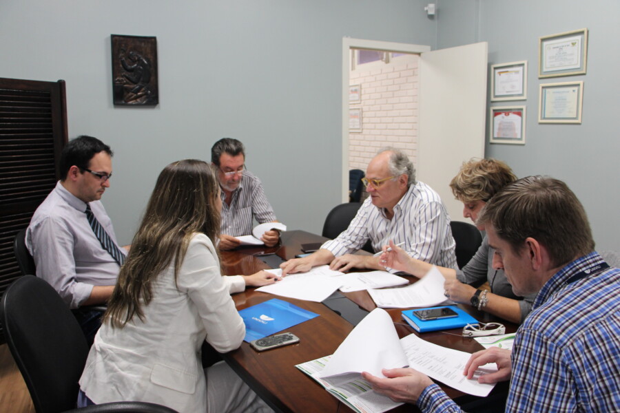 Professores Giselda da Silveira Chrem (responsável geral do E.R.I); Jorge Hector Morella Junior (coordenador do curso de Relações Internacionais); dou