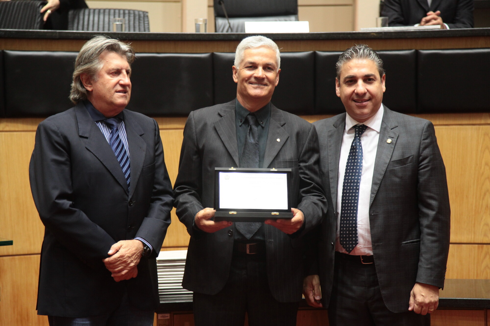 Onílio Cidade Filho recebe placa dos deputados Leonel Pavan e Mário Marcondes