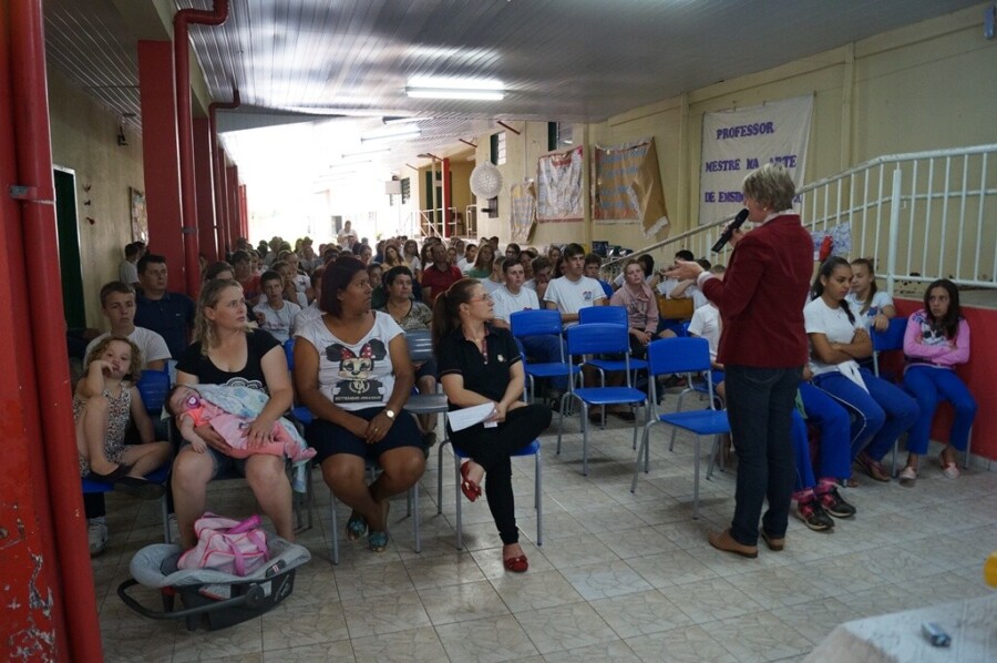 Deputada Luciane Carminatti em conversa com a comunidade escolar em Tigrinhos
