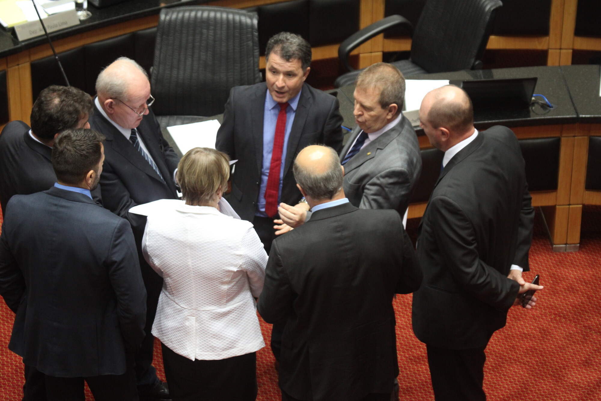 Deputados aprovam 44 projetos de lei na sessão desta terça-feira (13)