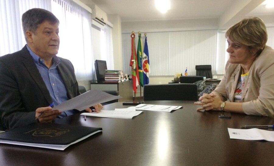 Deputada Luciane Carminatti e o delegado-geral de Polícia Civil de SC, Artur Nitz