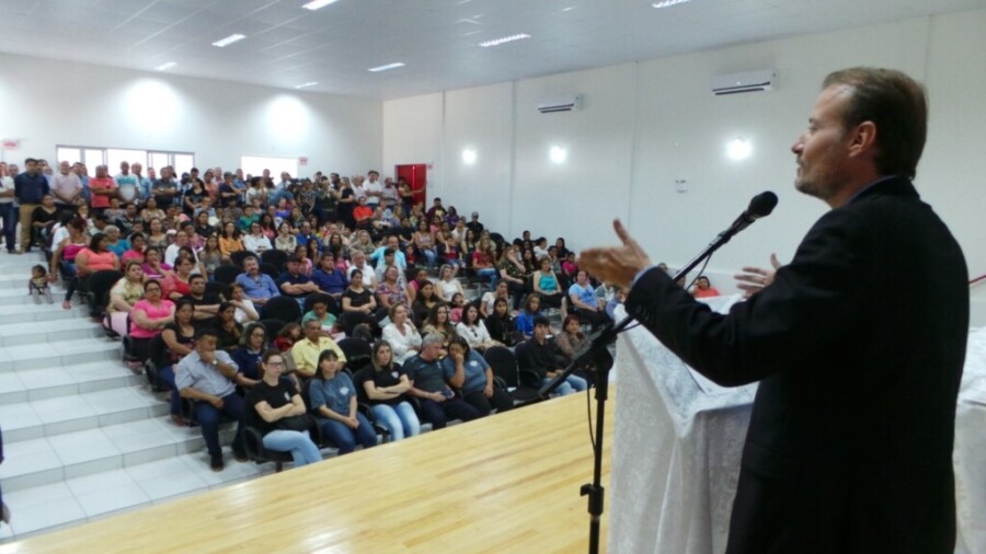 Deputado Gabriel Ribeiro fala para os alunos e comunidade da Escola Básica Godofin Nunes de Souza, em Lages