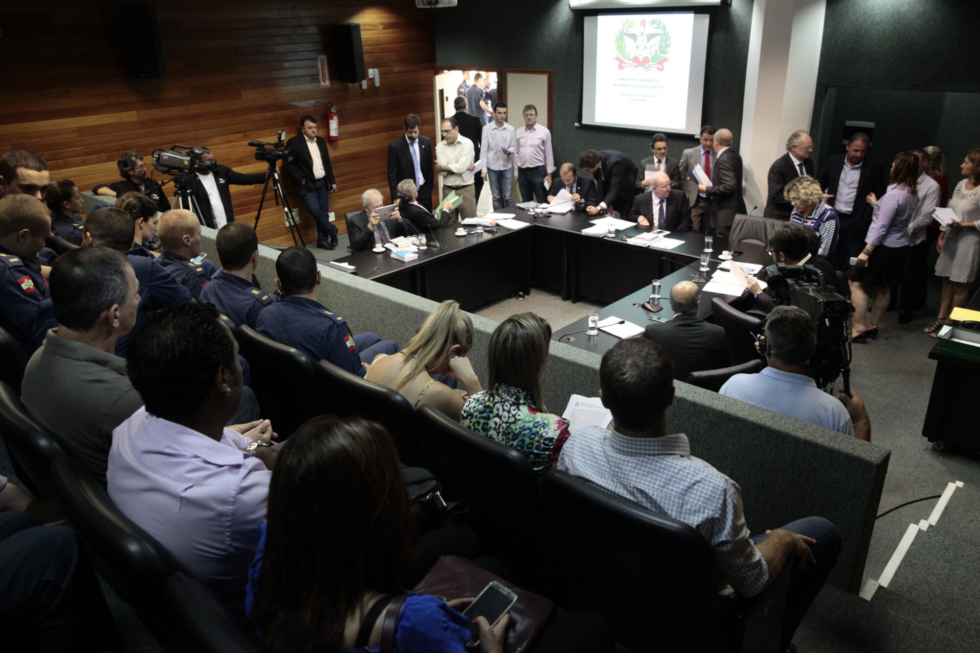 Finanças aprova projeto da Celesc, banimento do amianto e alterações no Iprev
