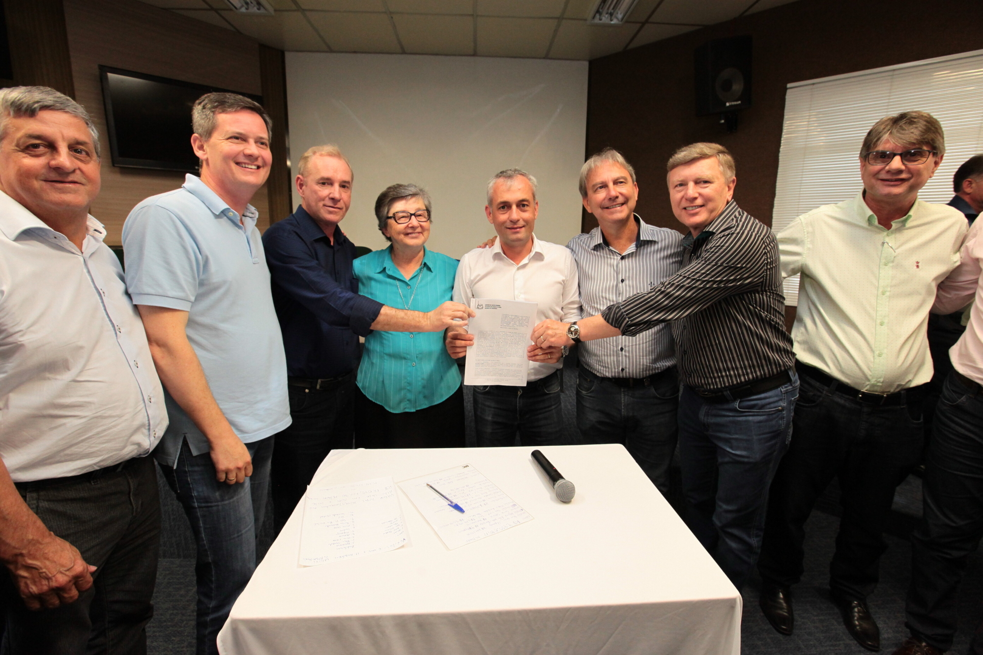 Deputados prestigiam assinatura de convênio para hospital do Alto Vale do Itajaí