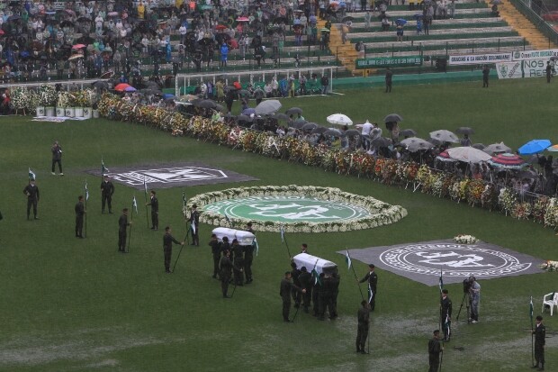 Último adeus às vítimas do voo da Chapecoense emociona o mundo