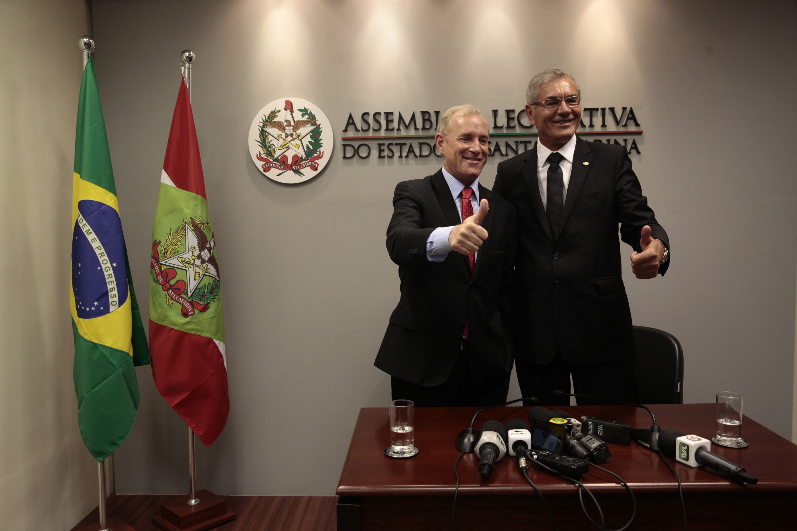 Presidente e Primeiro-Vice Concedem Entrevista Coletiva na Sala de Imprensa da Alesc.