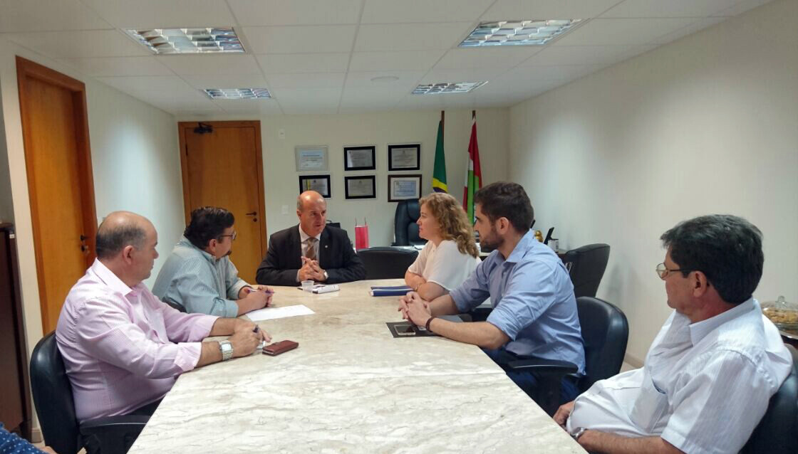 Deputado Zé Milton recebe solicitações de Leoberto Leal