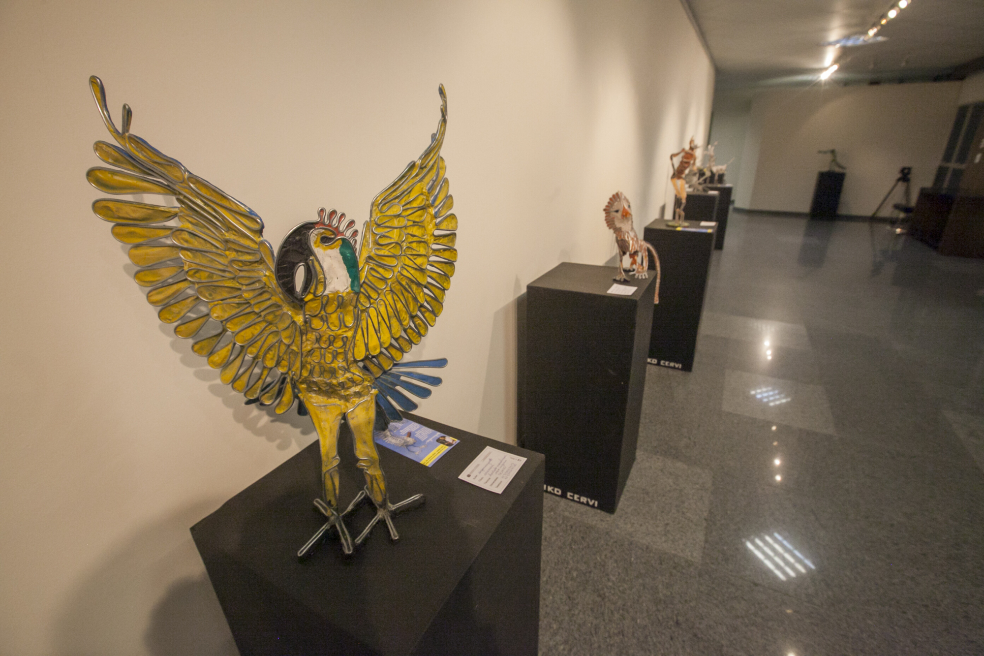 Exposição “Uma só linha” apresenta esculturas de Sérgio Marques