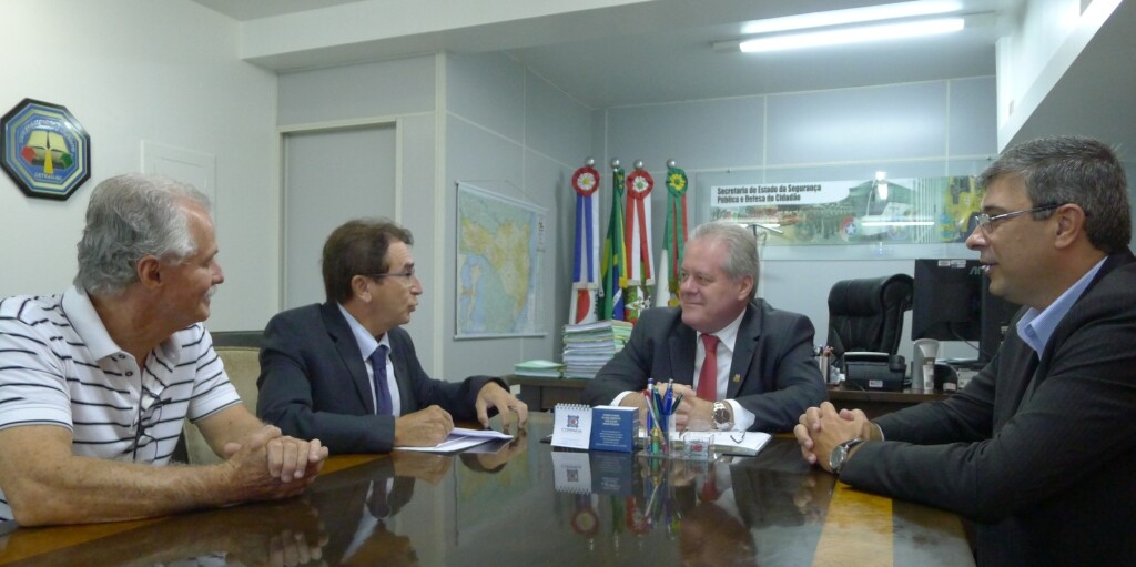 Deputado Antonio Aguiar em reunião na Secretaria de Segurança Pública