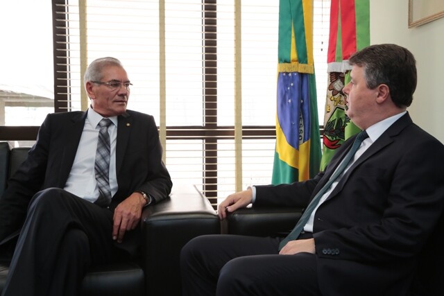 Presidente da Alesc (E) em visita ao procurador-geral de Justiça SC. Foto: Carlos Kilian / Agência AL