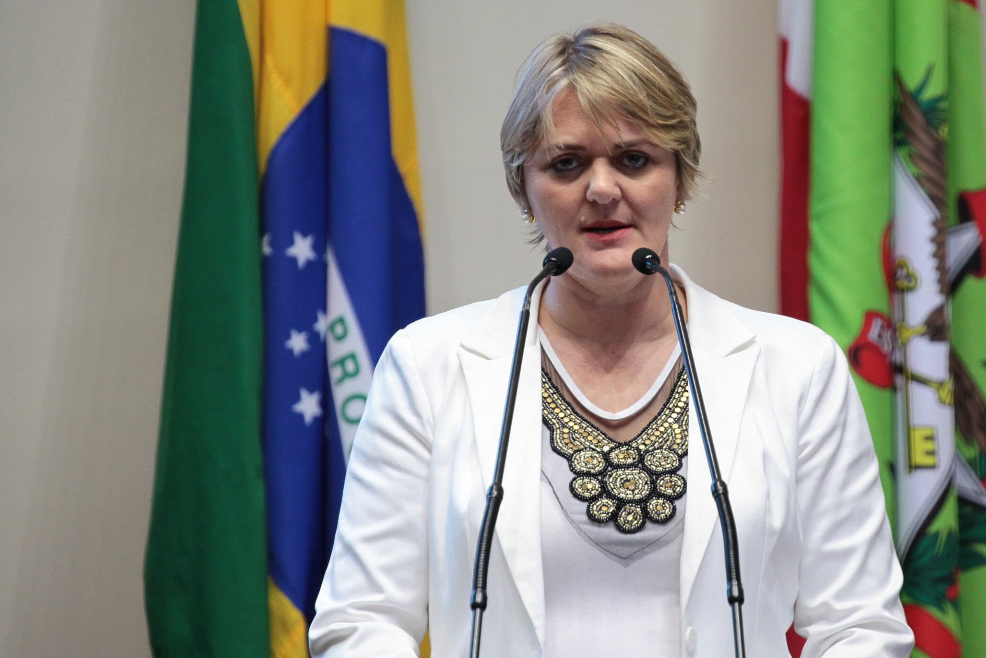 Luciane repercute assassinatos no Oeste e denuncia feminicídios