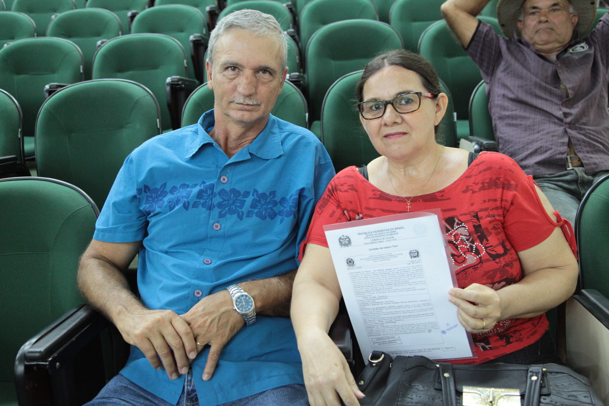 O casal Olívio e Eva, beneficiados com o registro do imóvel por meio do Lar Legal