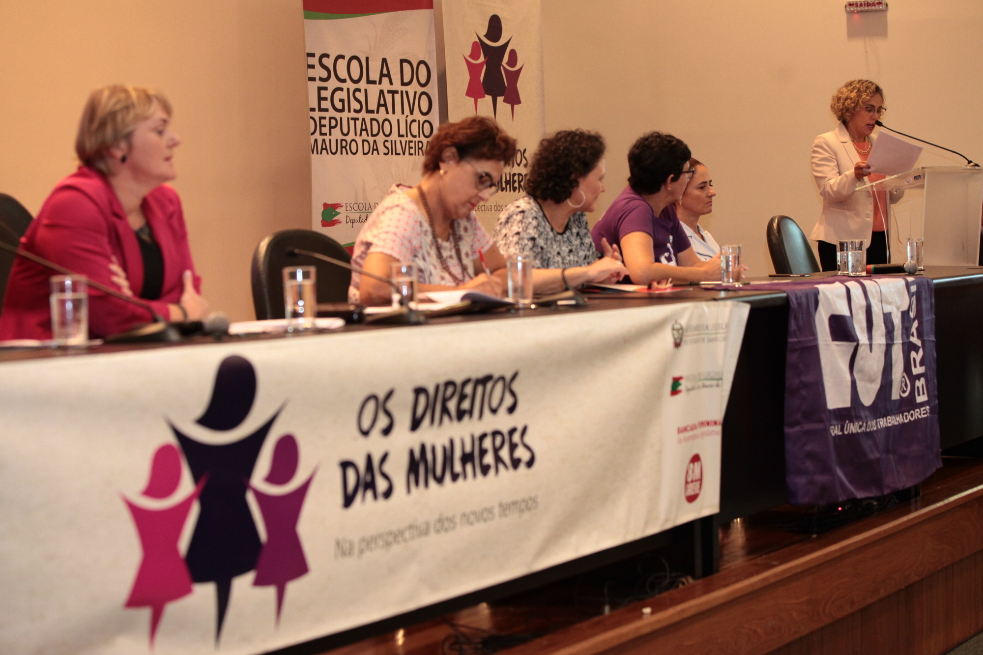 Deputada Ana Paula Lima fala na abertura do evento