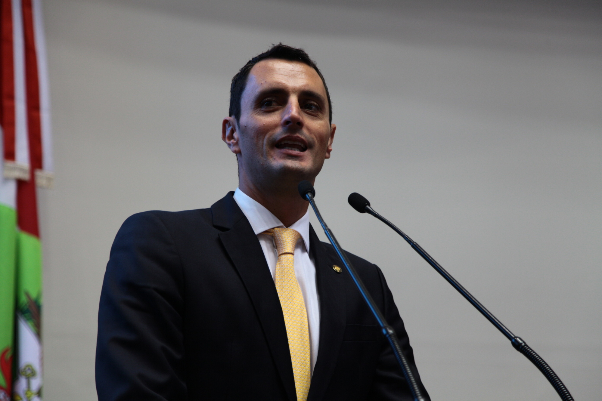 Deputado apresenta PEC que impede venda do controle da Casan